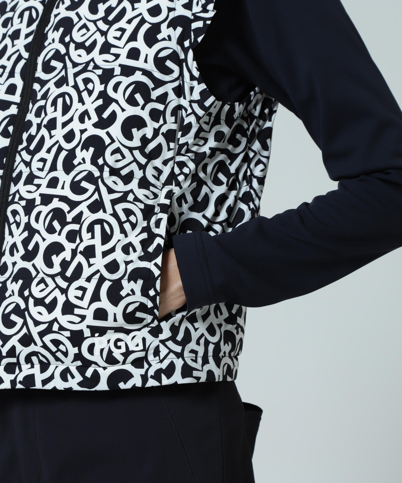 【PGG】【直営店舗&公式オンライン限定】Nyストレッチリップストップフルジップ中綿ベスト <ロゴ総柄> (LADIES)