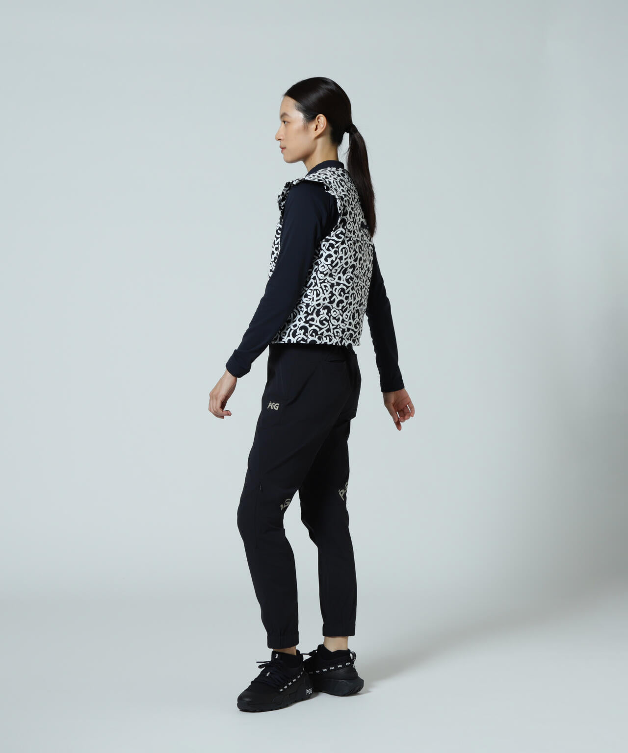 【PGG】【直営店舗&公式オンライン限定】Nyストレッチリップストップフルジップ中綿ベスト <ロゴ総柄> (LADIES)