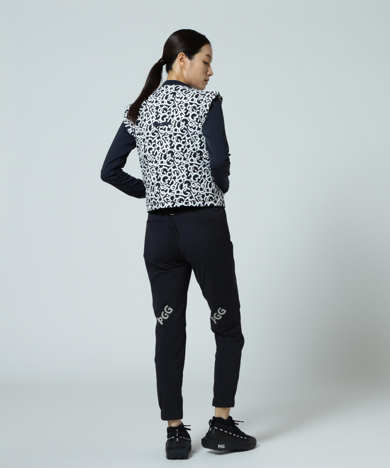 【PGG】【直営店舗&公式オンライン限定】Nyストレッチリップストップフルジップ中綿ベスト <ロゴ総柄> (LADIES)