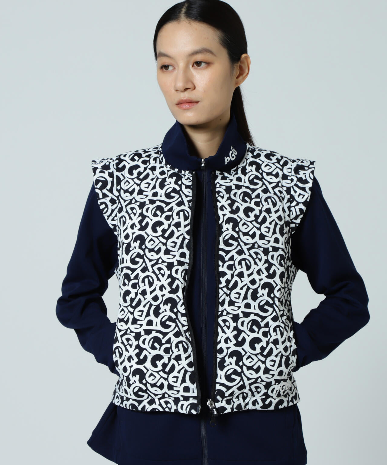 【PGG】【直営店舗&公式オンライン限定】Nyストレッチリップストップフルジップ中綿ベスト <ロゴ総柄> (LADIES)