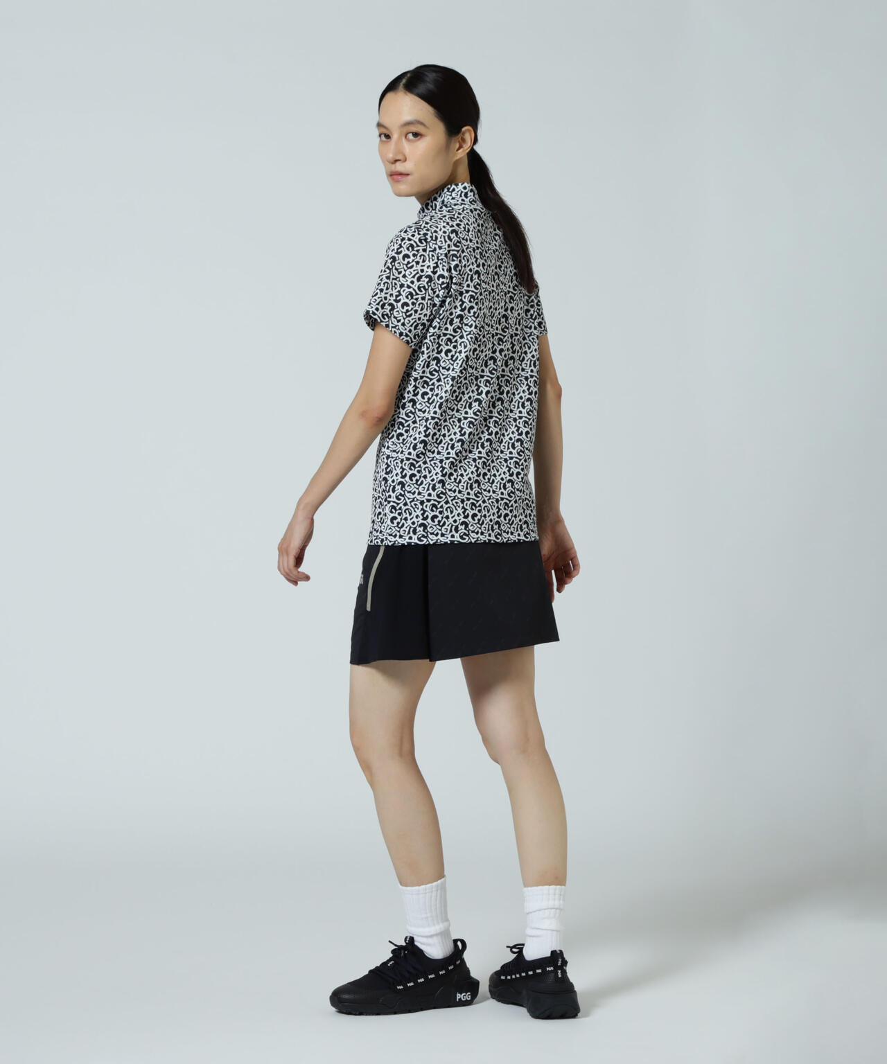 【PGG】【直営店舗&公式オンライン限定】エプシロンダブルメッシュ半袖ハイネックカットソー<ロゴ総柄> (LADIES)