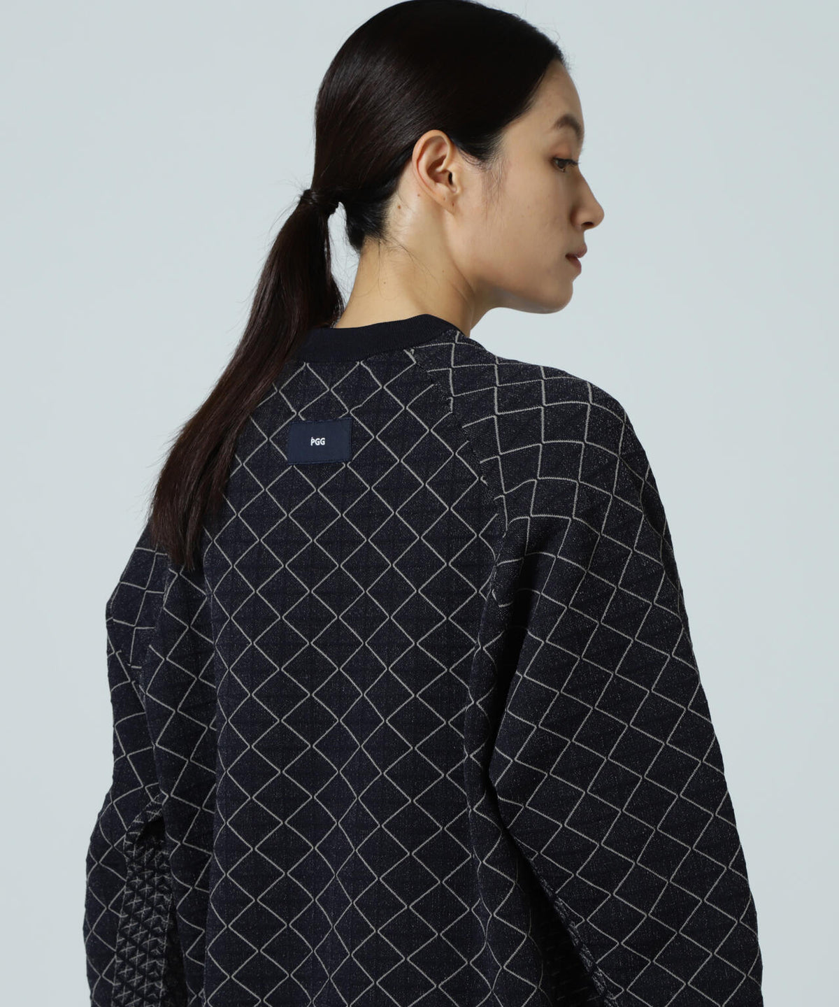 【PGG】【直営店舗&公式オンライン限定】地柄ポリエステルヤーンmm クルーネックニットプルオーバー (LADIES)