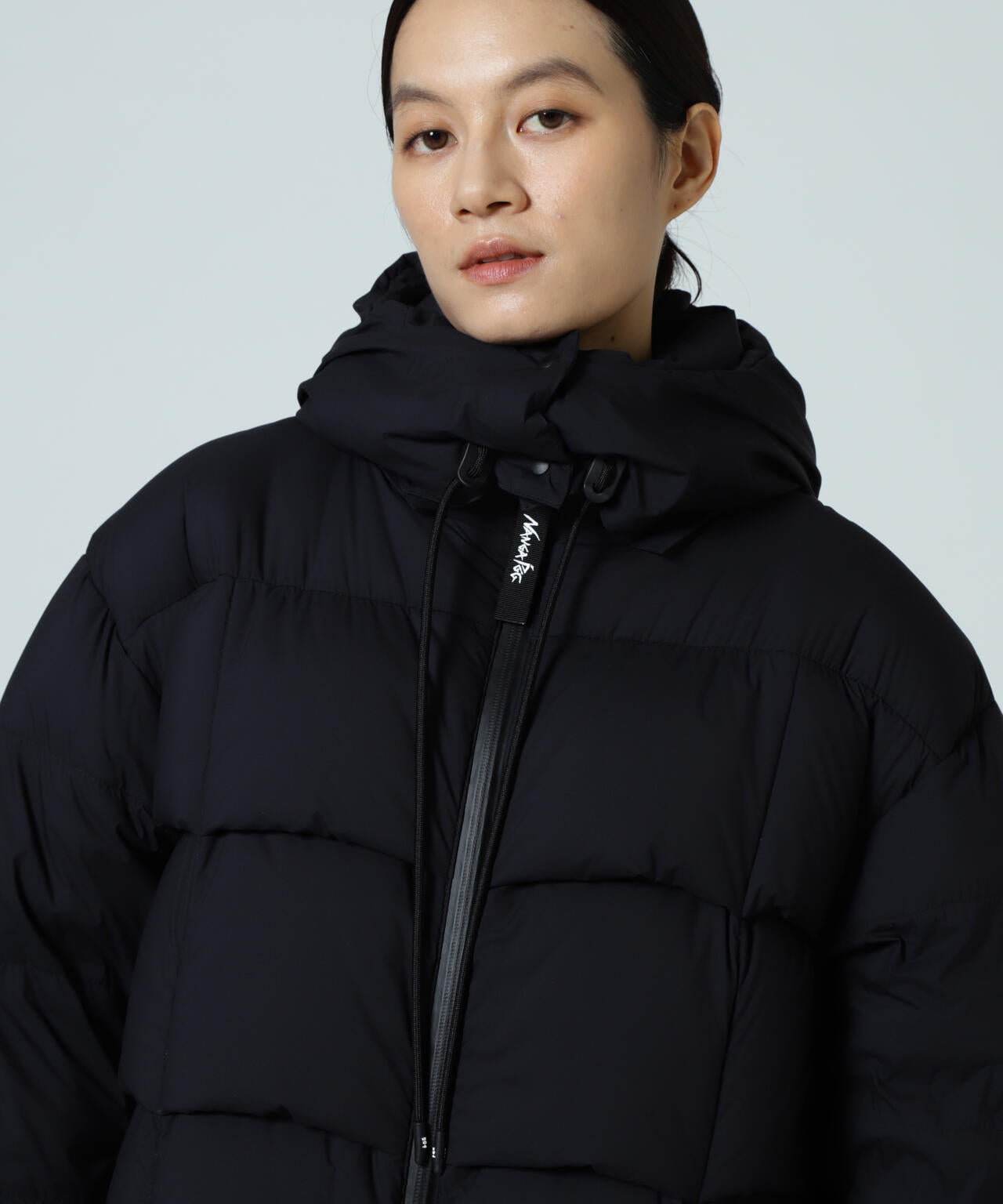 【PGG】【直営店舗&公式オンライン限定】NANGA×PGG Nyメカニカルストレッチダウンフーディブルゾン (LADIES)