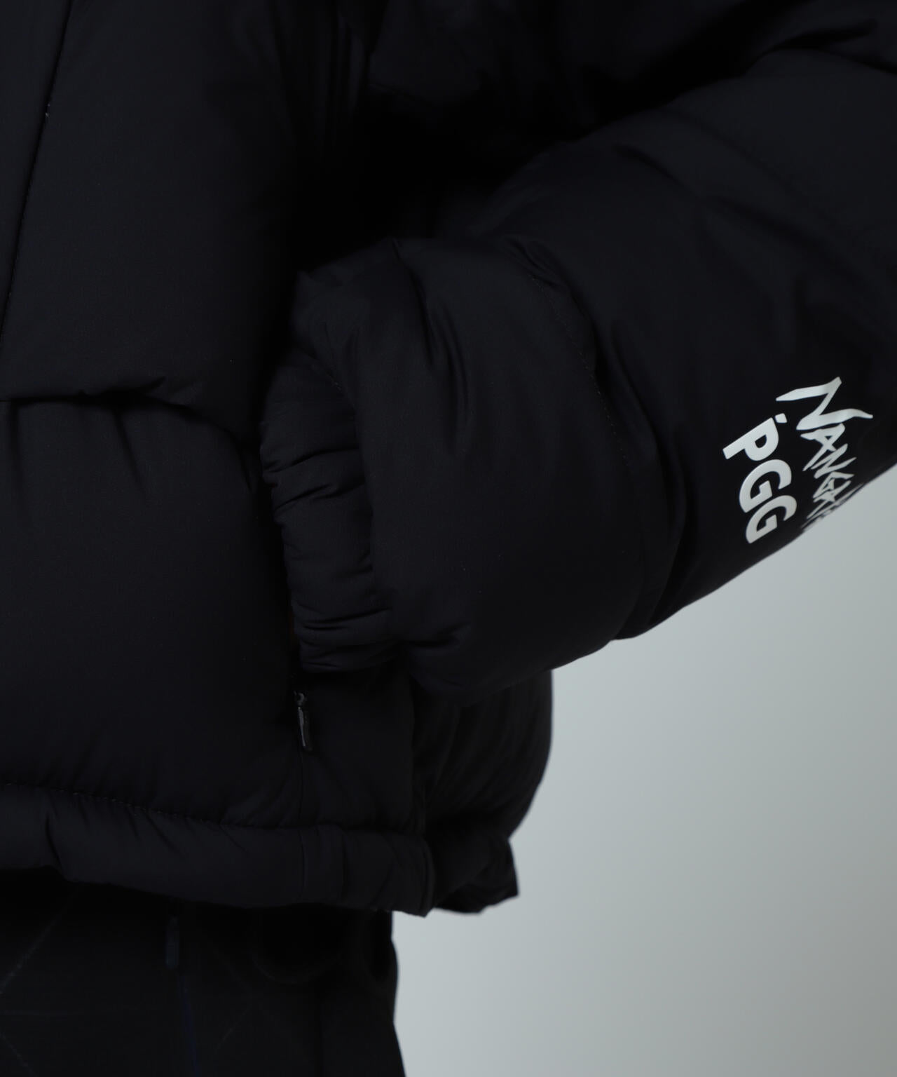 【PGG】【直営店舗&公式オンライン限定】NANGA×PGG Nyメカニカルストレッチダウンフーディブルゾン (LADIES)