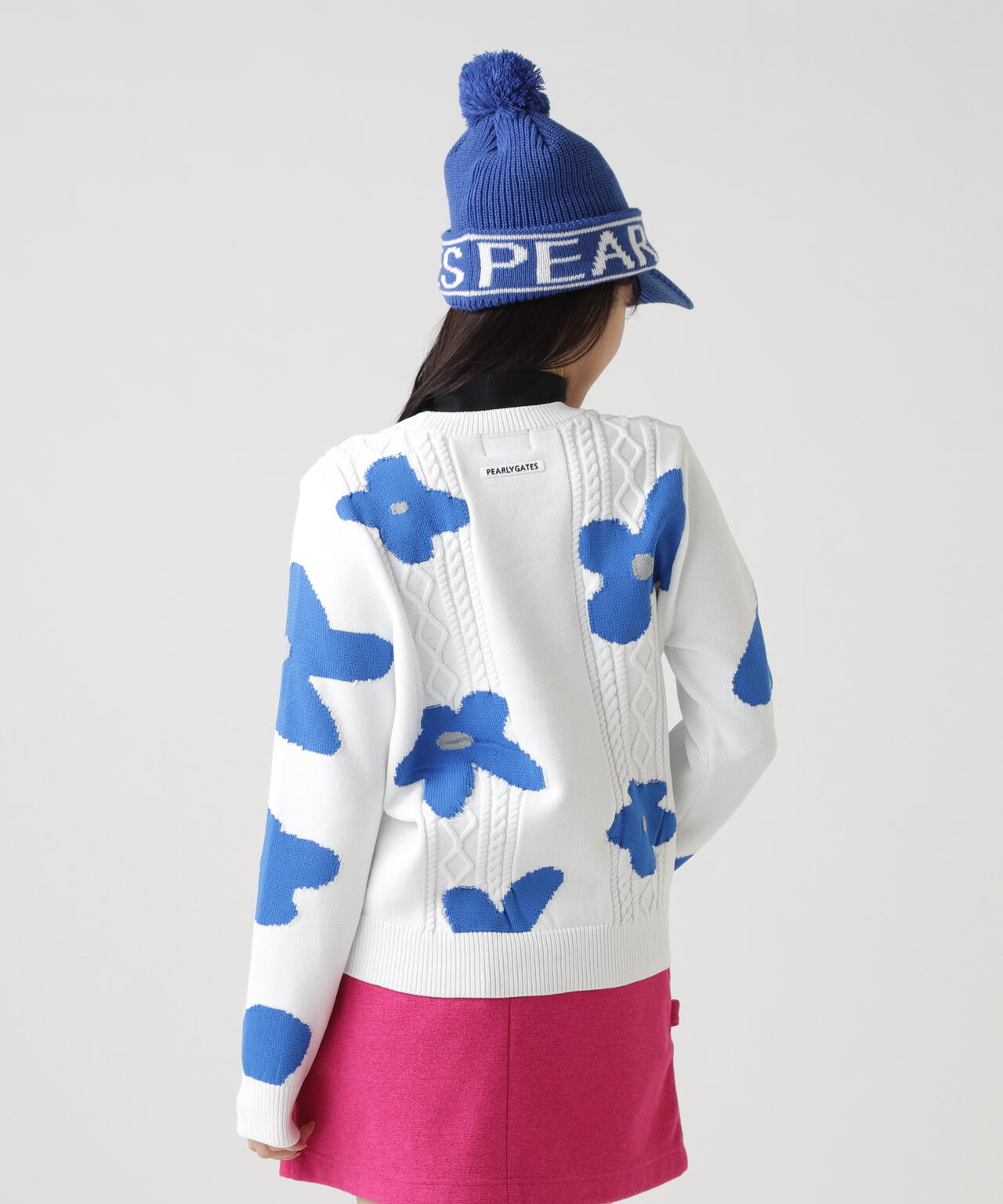 アラン柄×インターシャ クルーネックニットプルオーバー <ランダム編みフラワー柄>