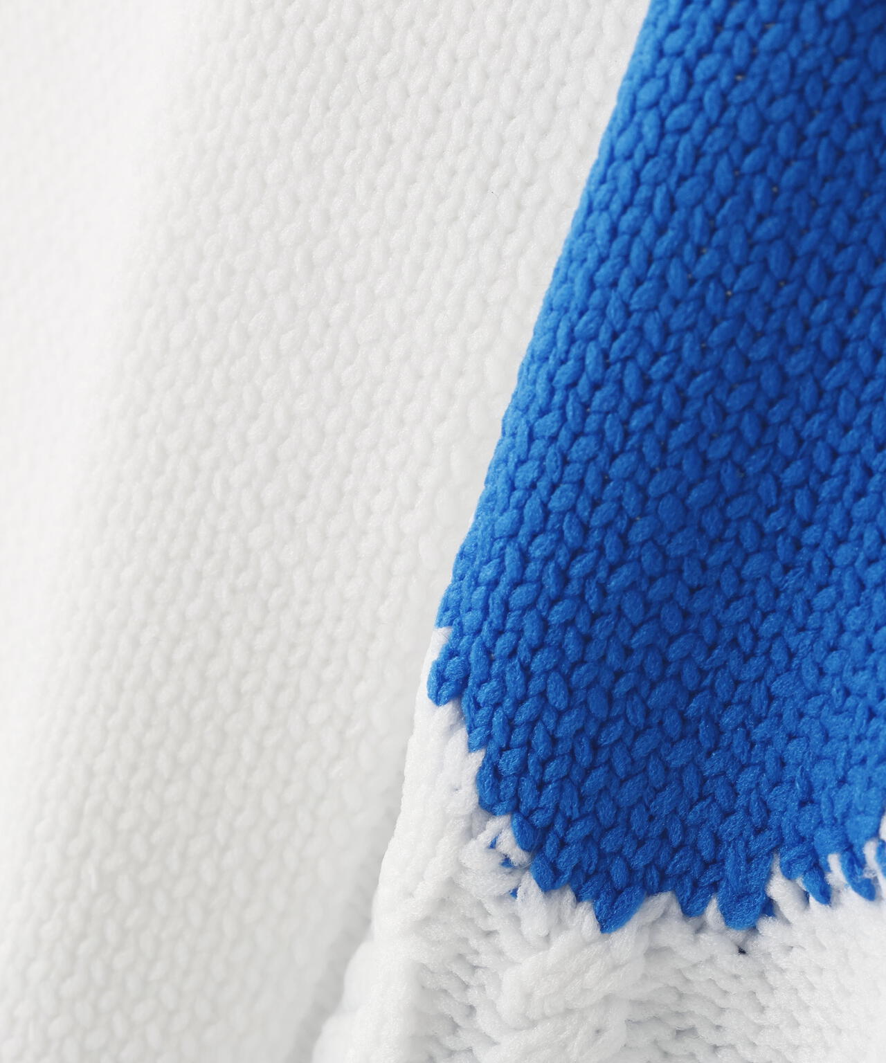 アラン柄×インターシャ クルーネックニットプルオーバー <ランダム編みフラワー柄>