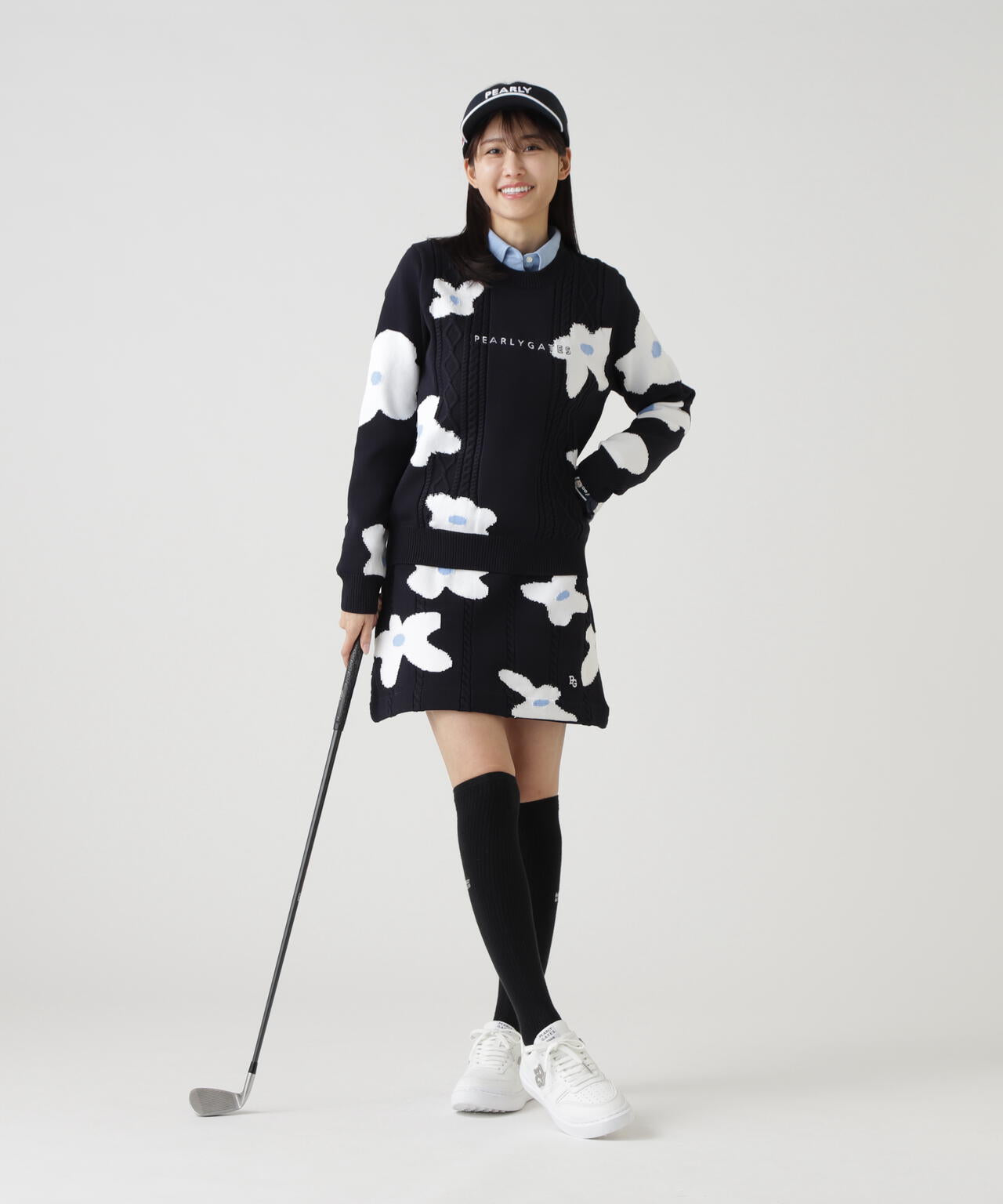 アラン柄×インターシャ クルーネックニットプルオーバー <ランダム編みフラワー柄>