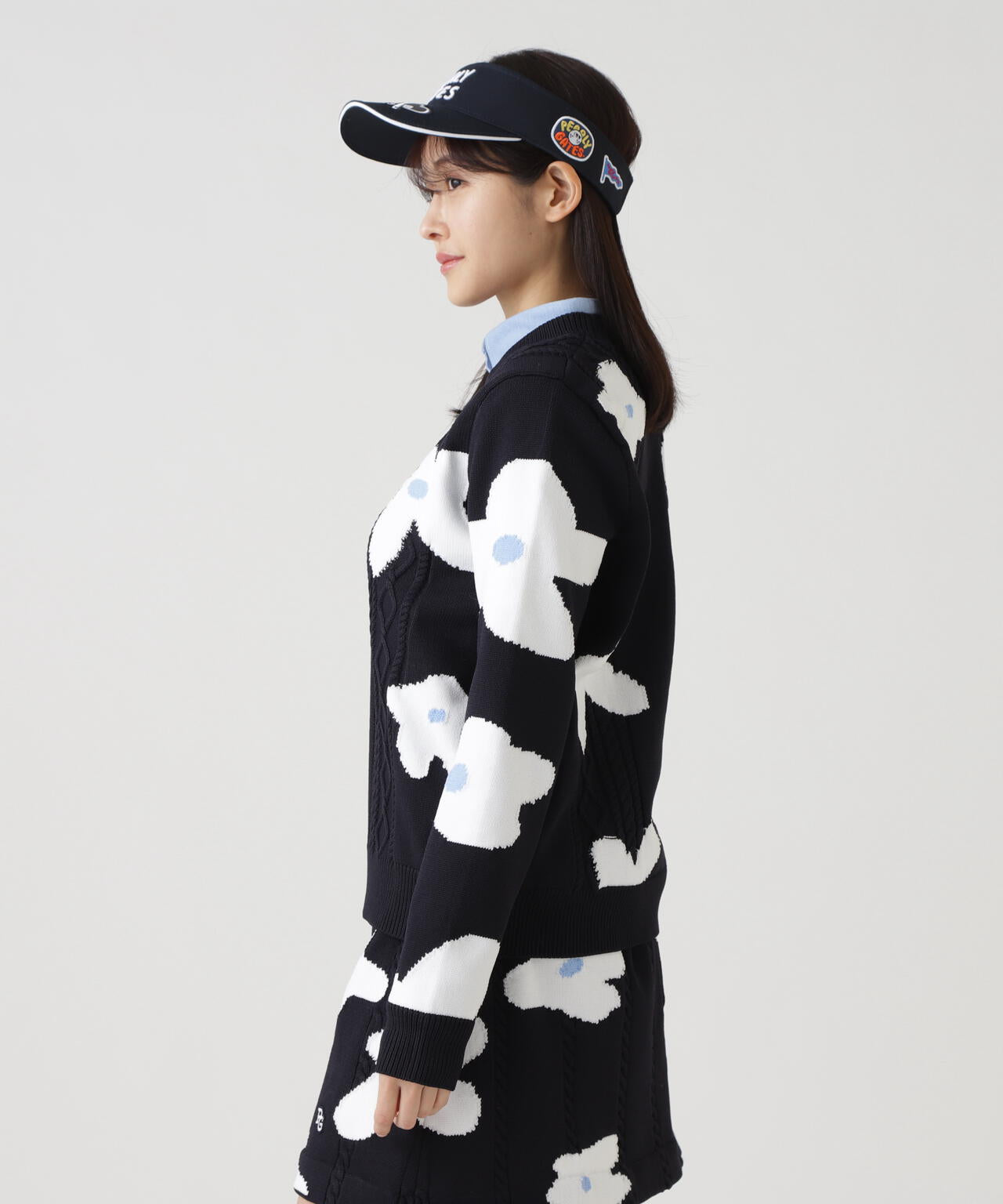 アラン柄×インターシャ クルーネックニットプルオーバー <ランダム編みフラワー柄>