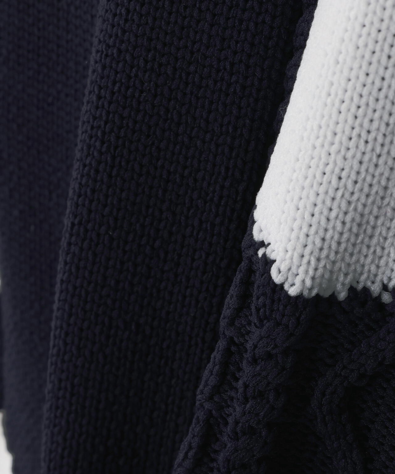 アラン柄×インターシャ クルーネックニットプルオーバー <ランダム編みフラワー柄>