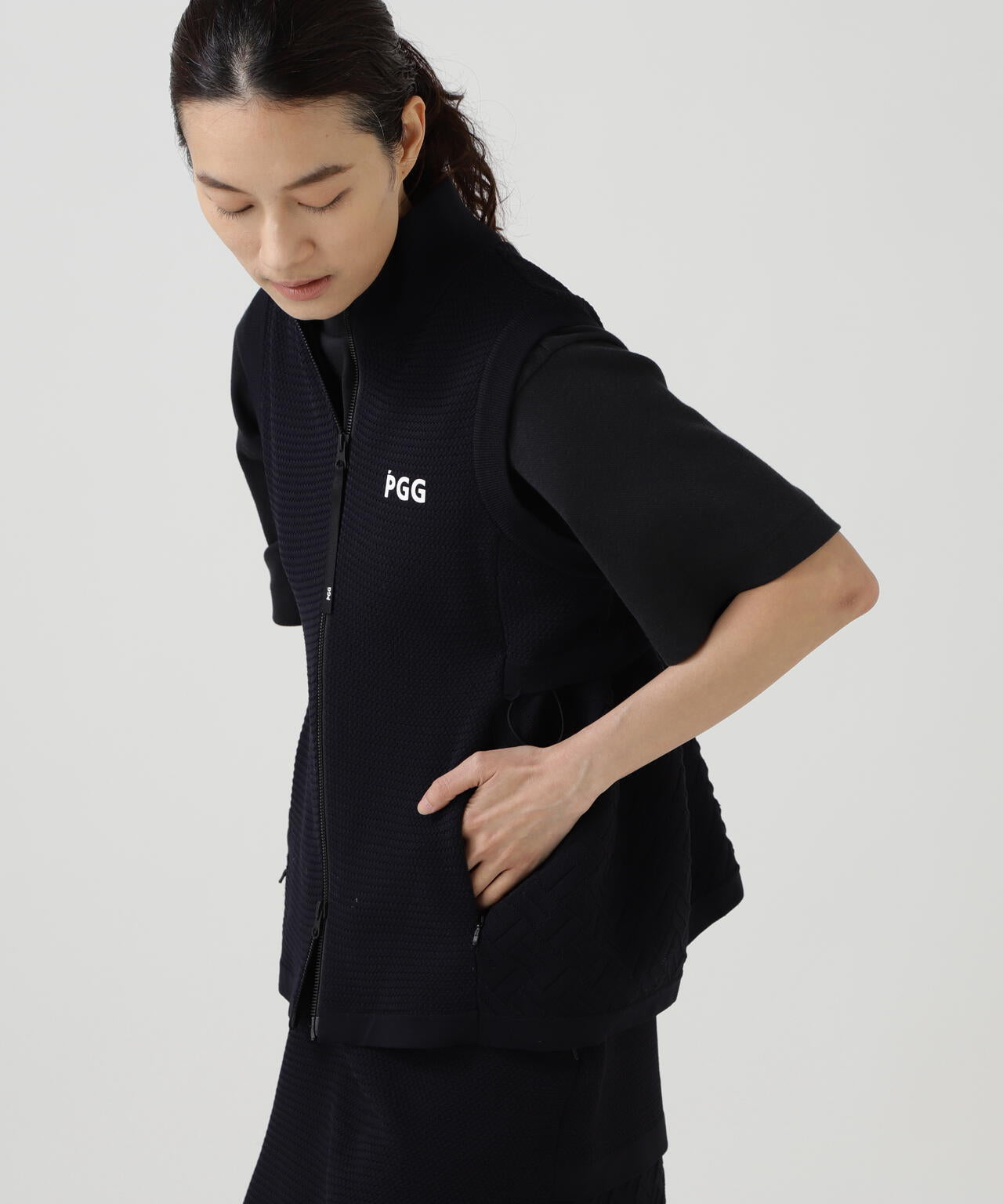 【PGG】【直営店舗&公式オンライン限定】ポリエステルヤーンmmジップアップニットベスト (LADIES)