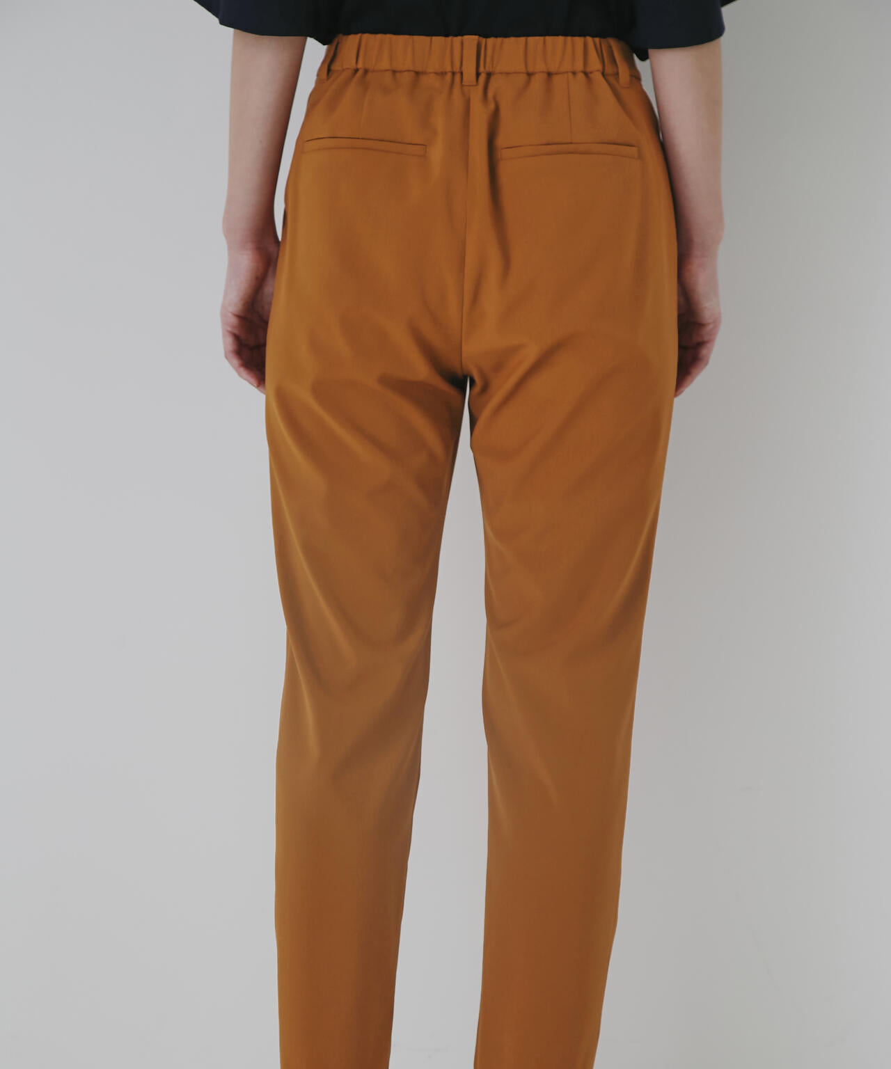 テーパードストレッチパンツ