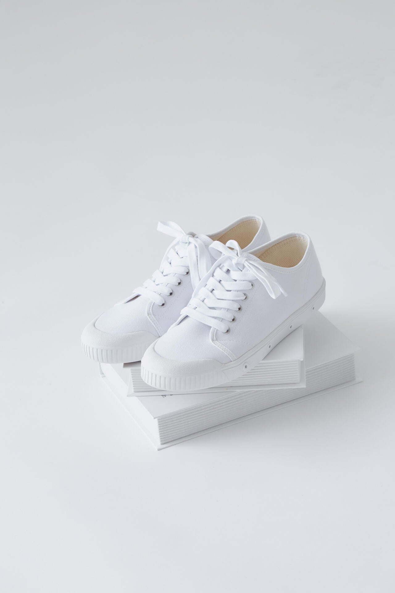 Spring Court キャンバススニーカー