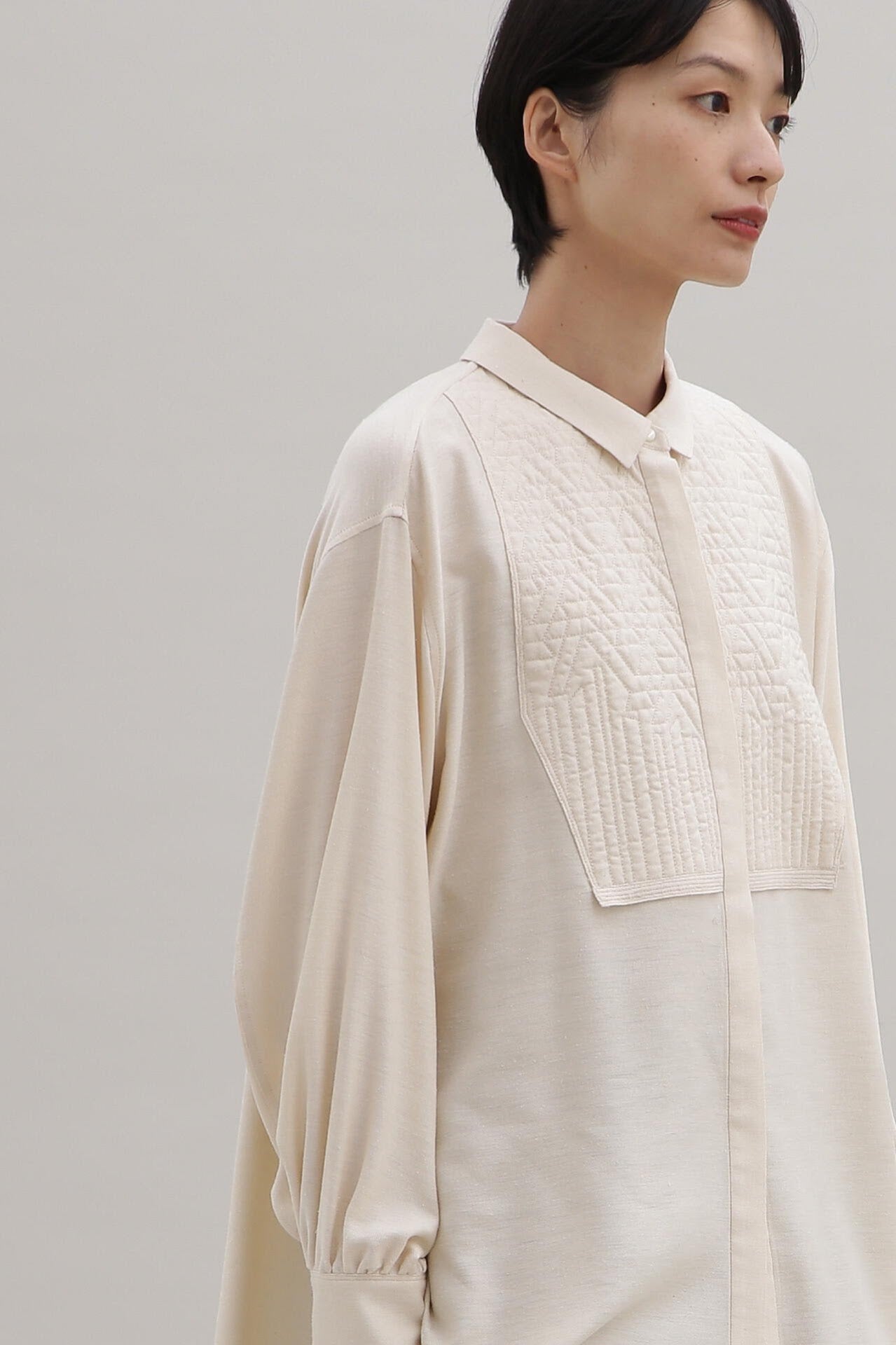 シルクネップキルティング刺しゅうブラウス