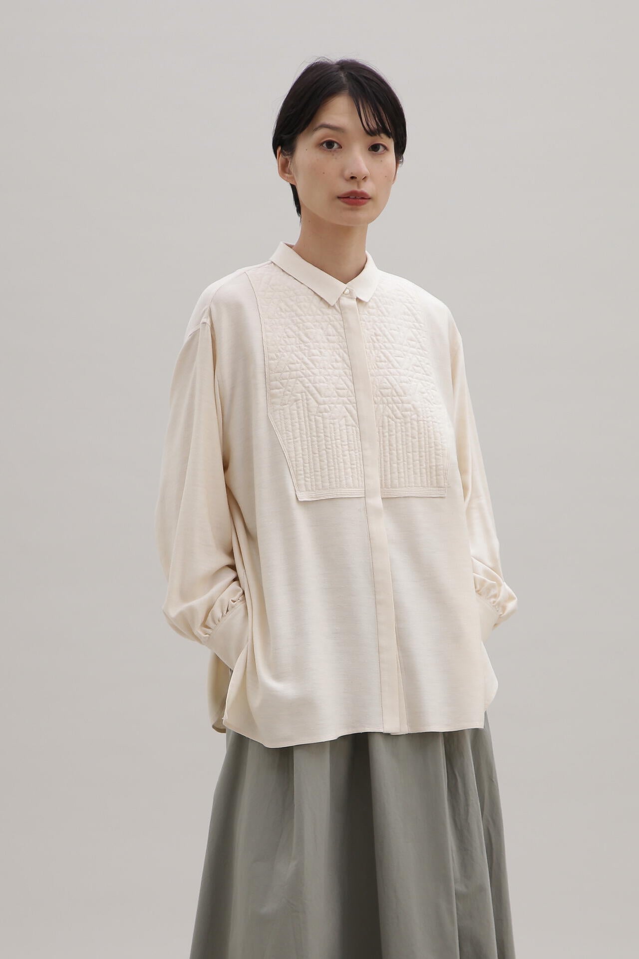 シルクネップキルティング刺しゅうブラウス