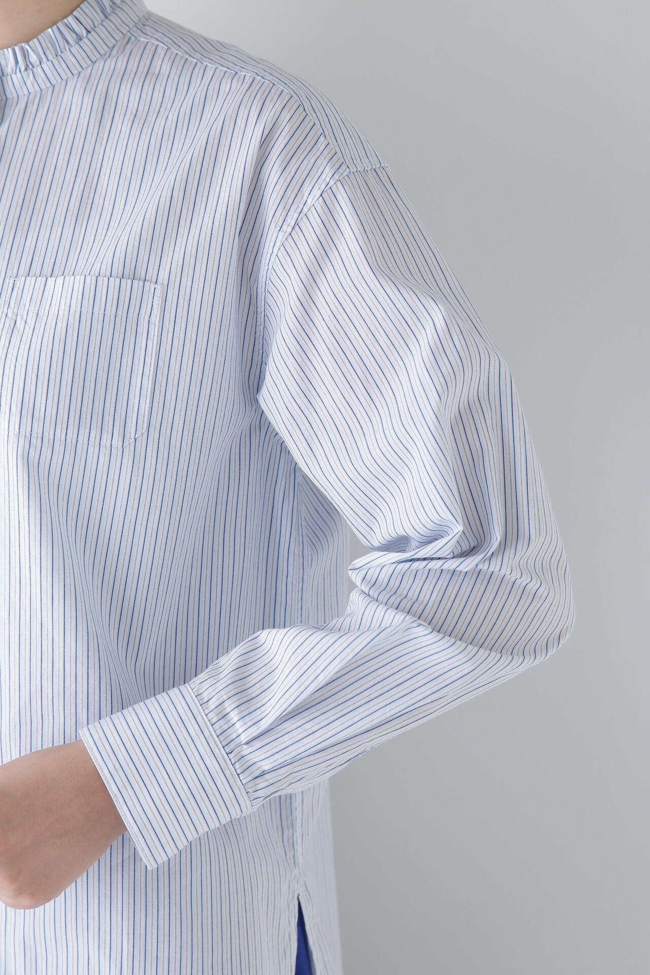 スタンドフリルドビーブラウス