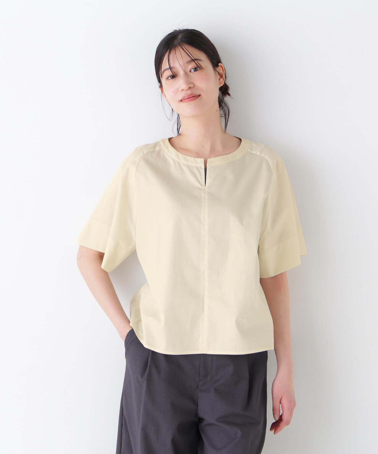 ボックスシルエットキーネックブラウス