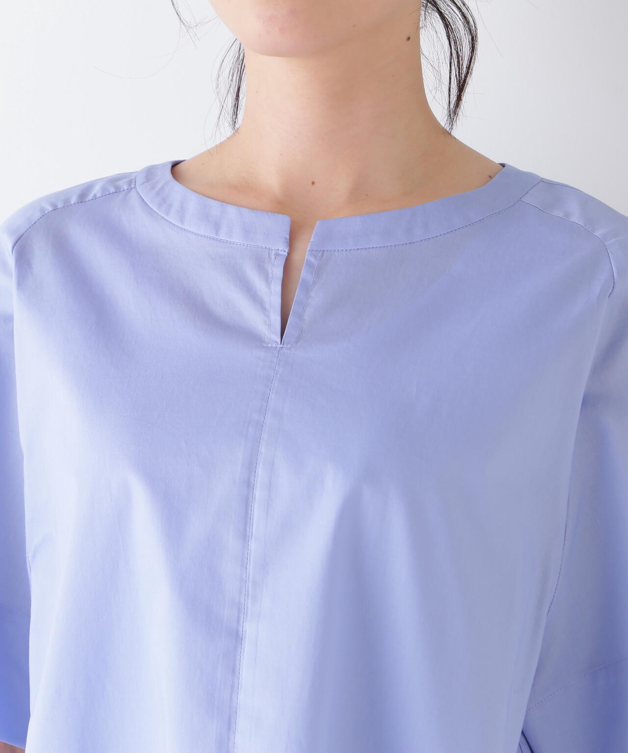 ボックスシルエットキーネックブラウス