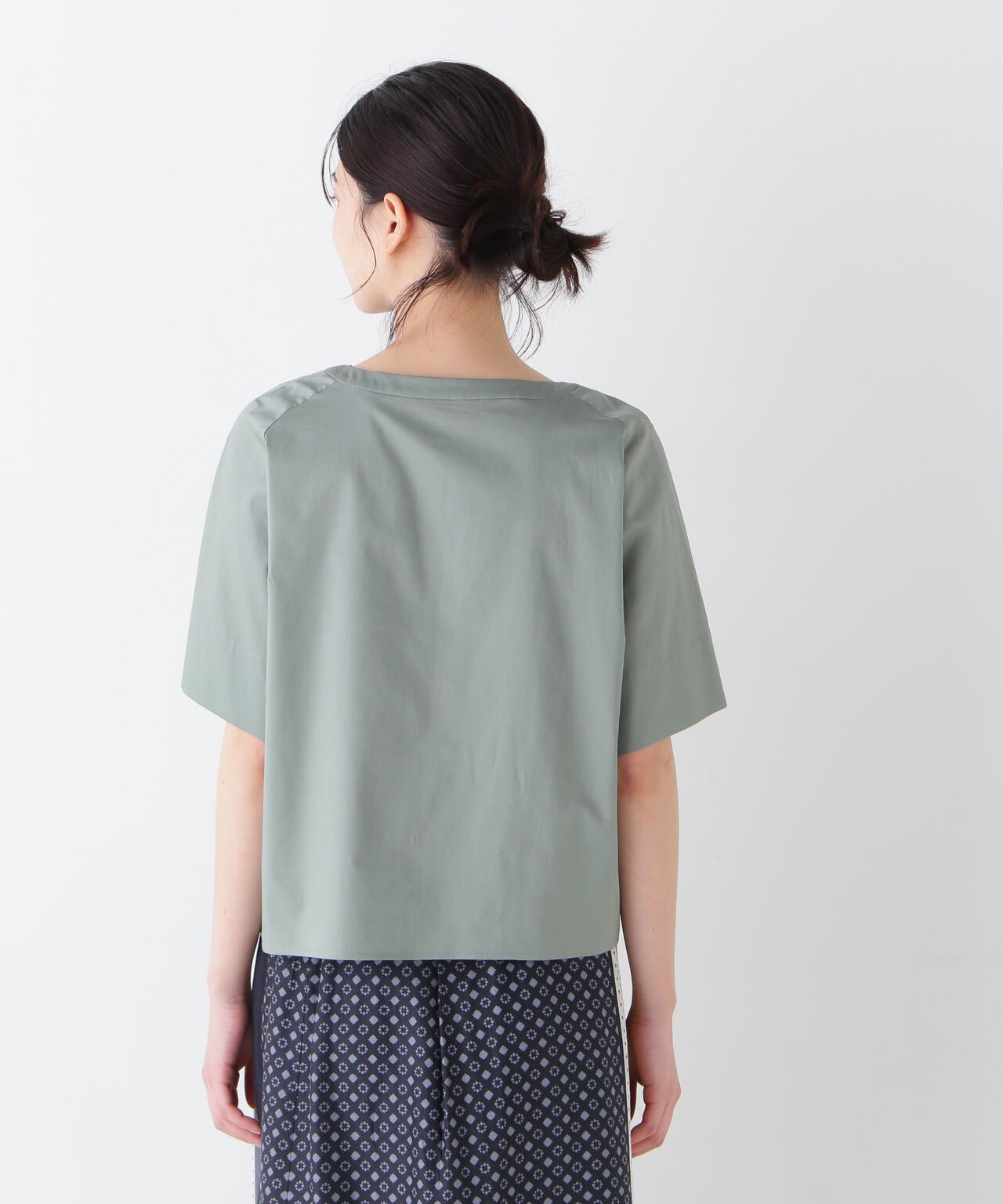 ボックスシルエットキーネックブラウス