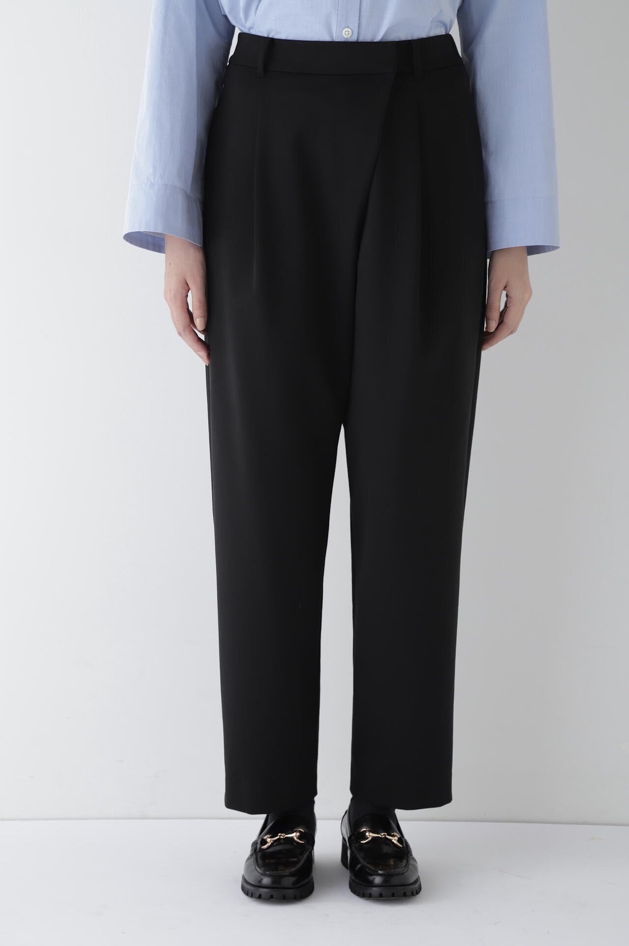ストレッチポンチタックテーパードパンツ