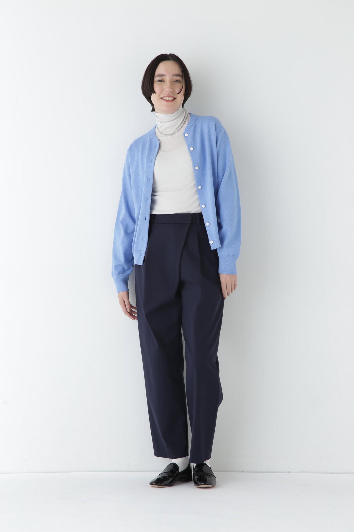 ストレッチポンチタックテーパードパンツ
