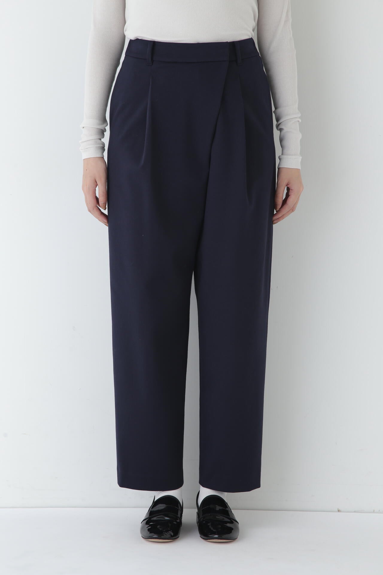 ストレッチポンチタックテーパードパンツ