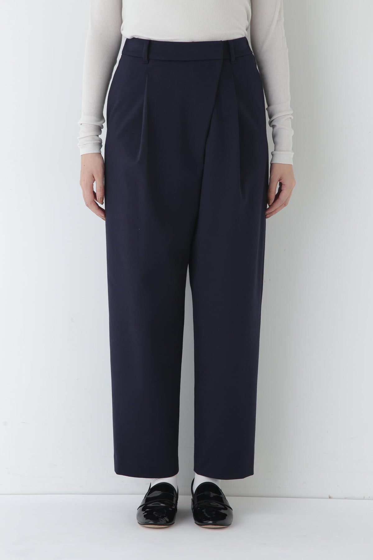 ストレッチポンチタックテーパードパンツ