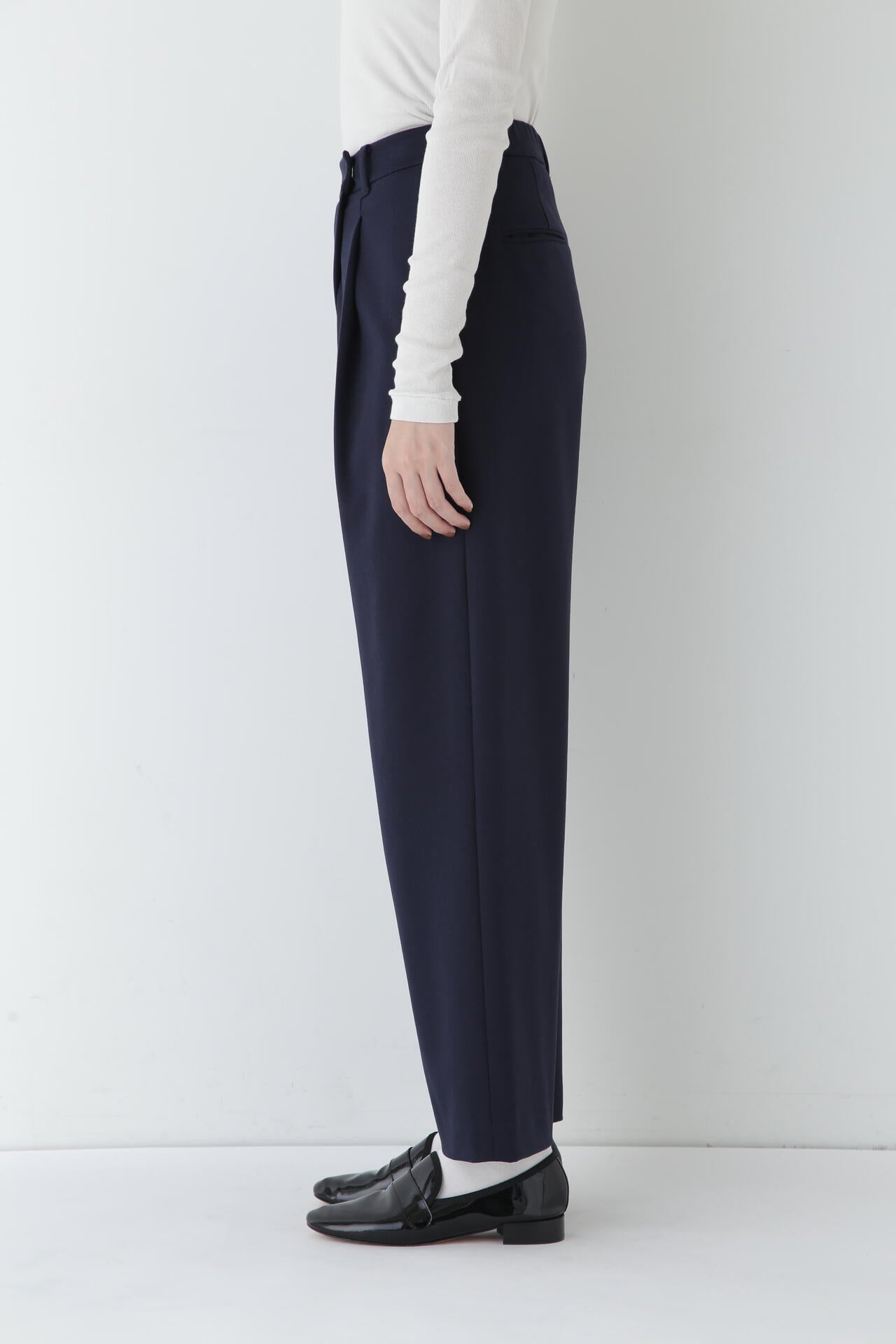 ストレッチポンチタックテーパードパンツ