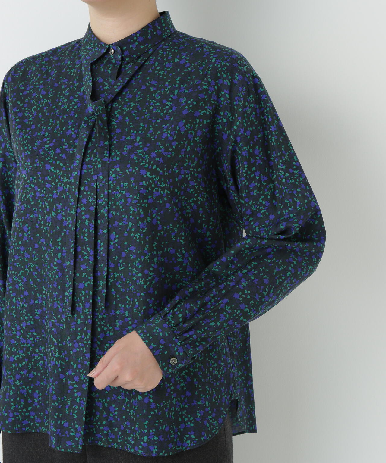 プチフラワープリントボウタイシャツブラウス