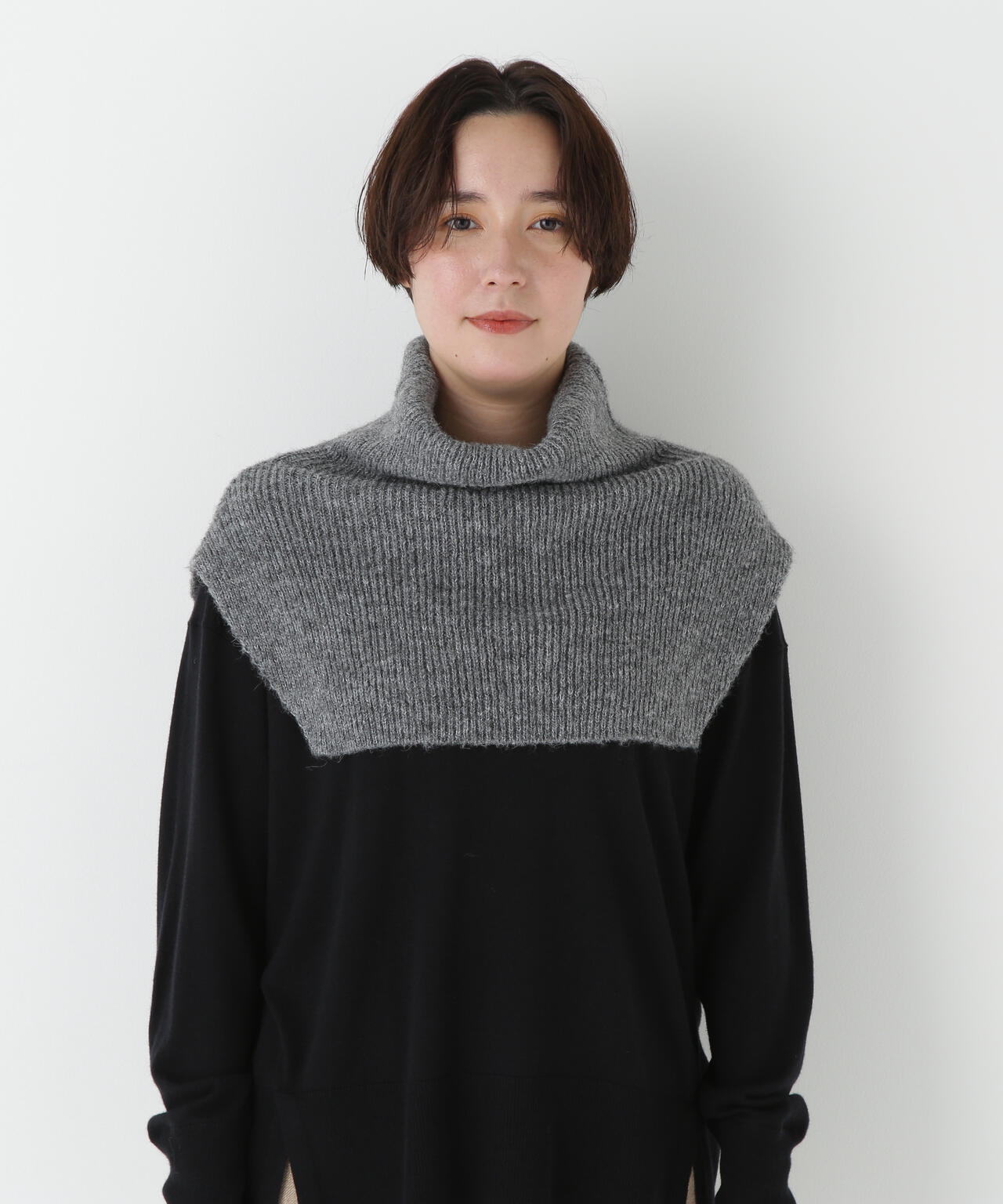 スリットハイネックショートベスト