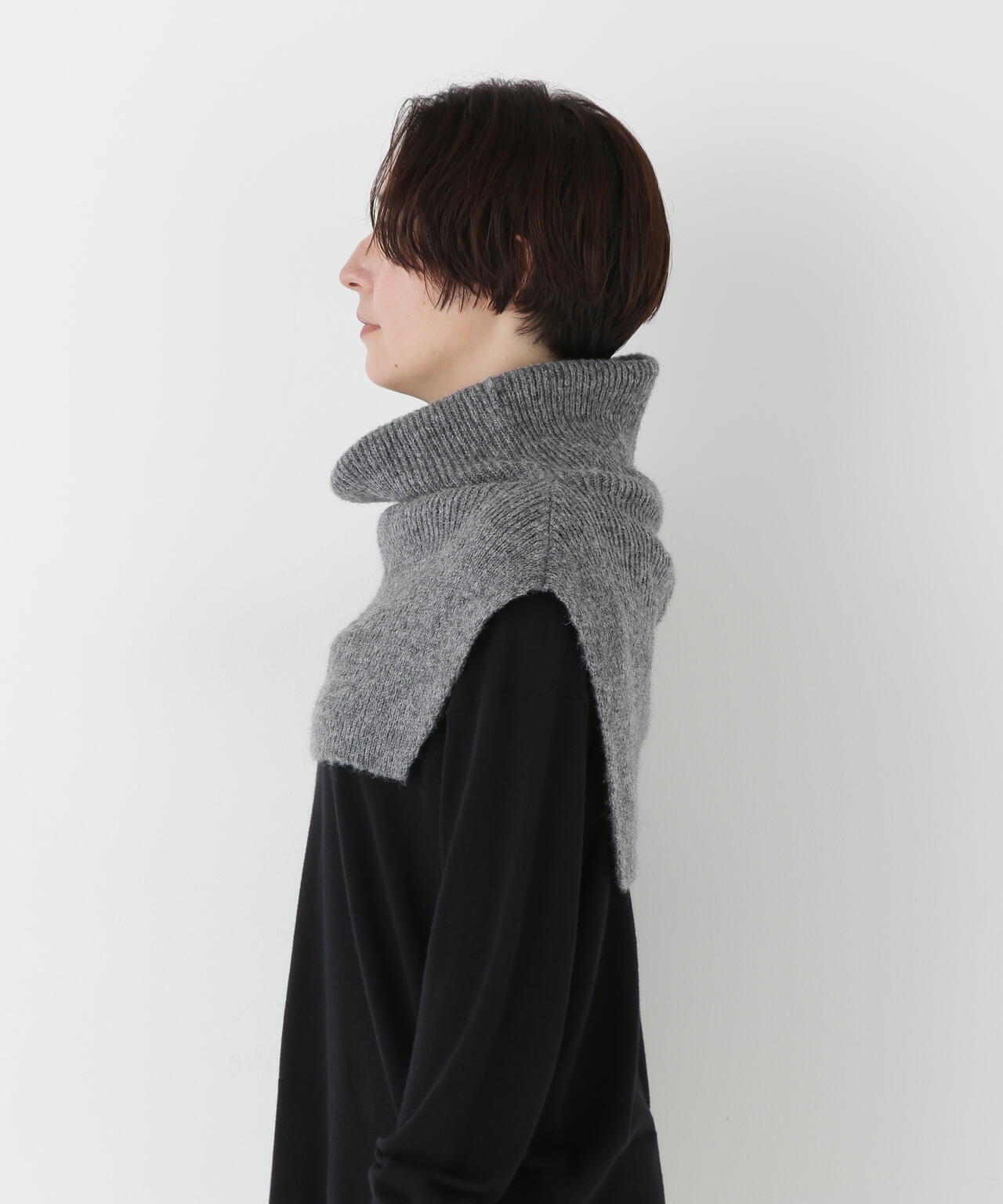 スリットハイネックショートベスト