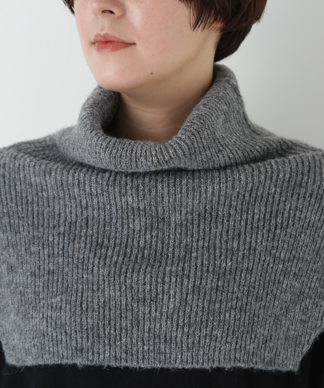 スリットハイネックショートベスト