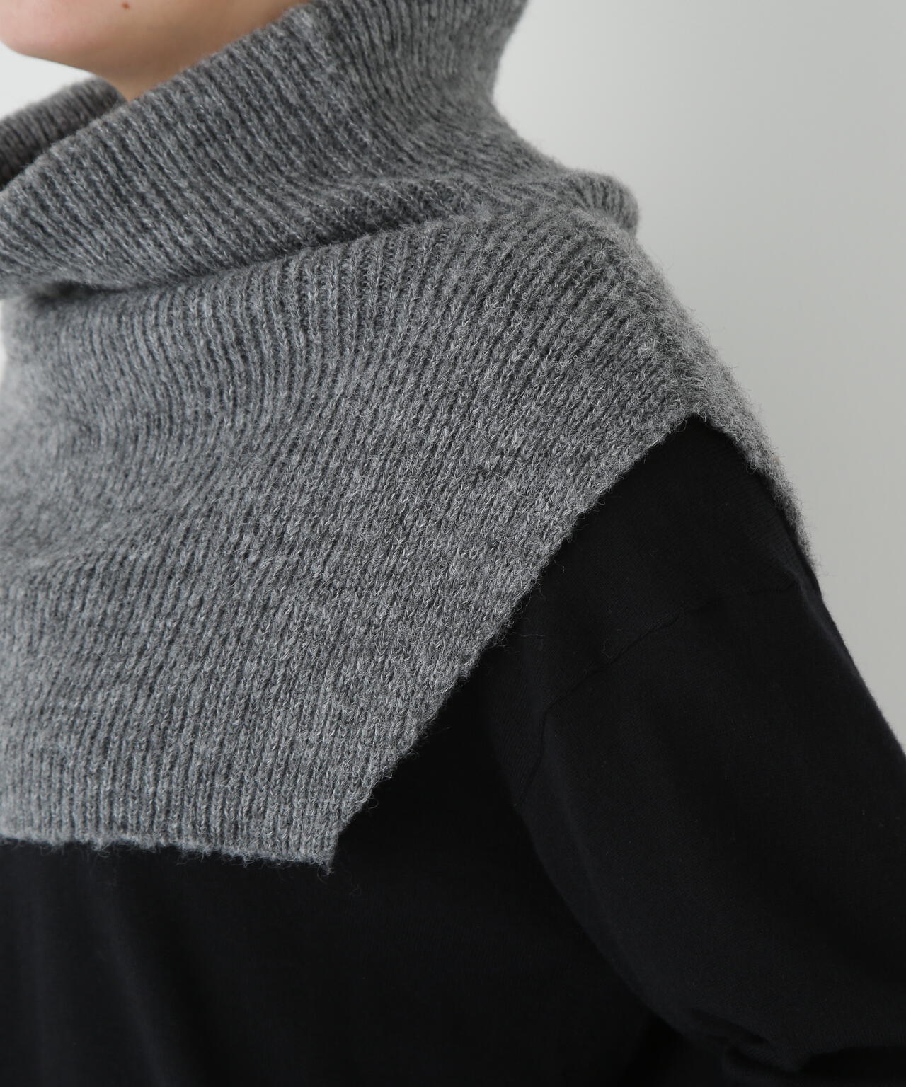 スリットハイネックショートベスト