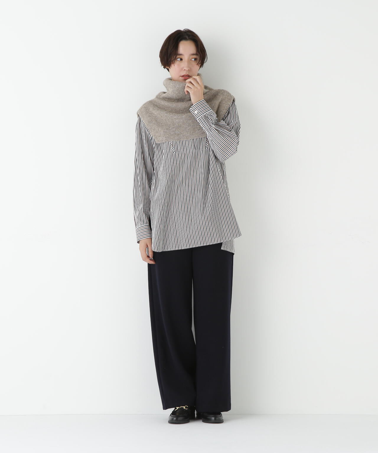 スリットハイネックショートベスト