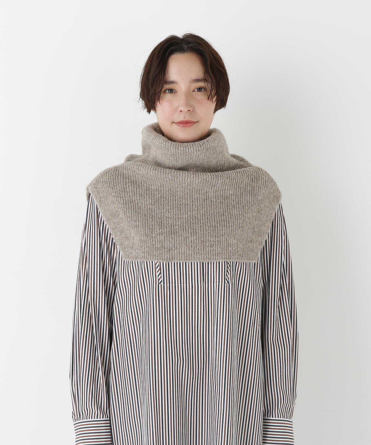 スリットハイネックショートベスト