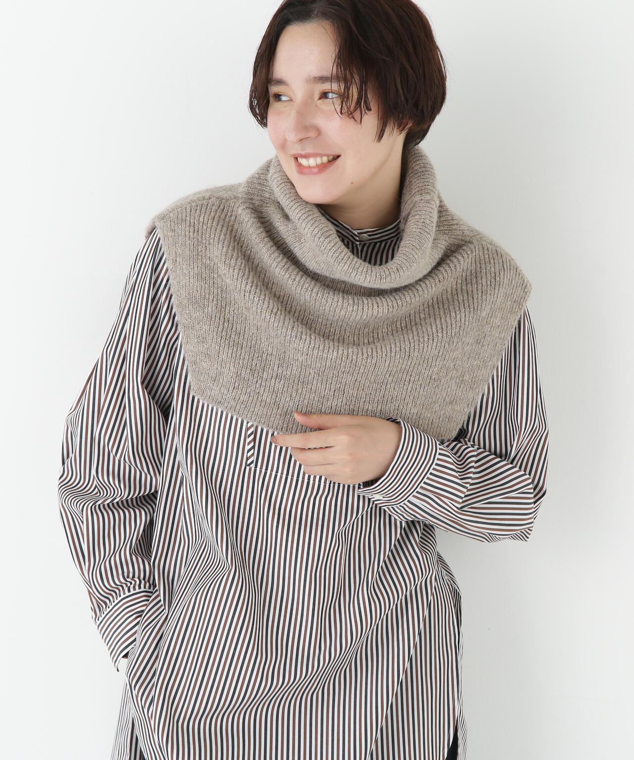 スリットハイネックショートベスト