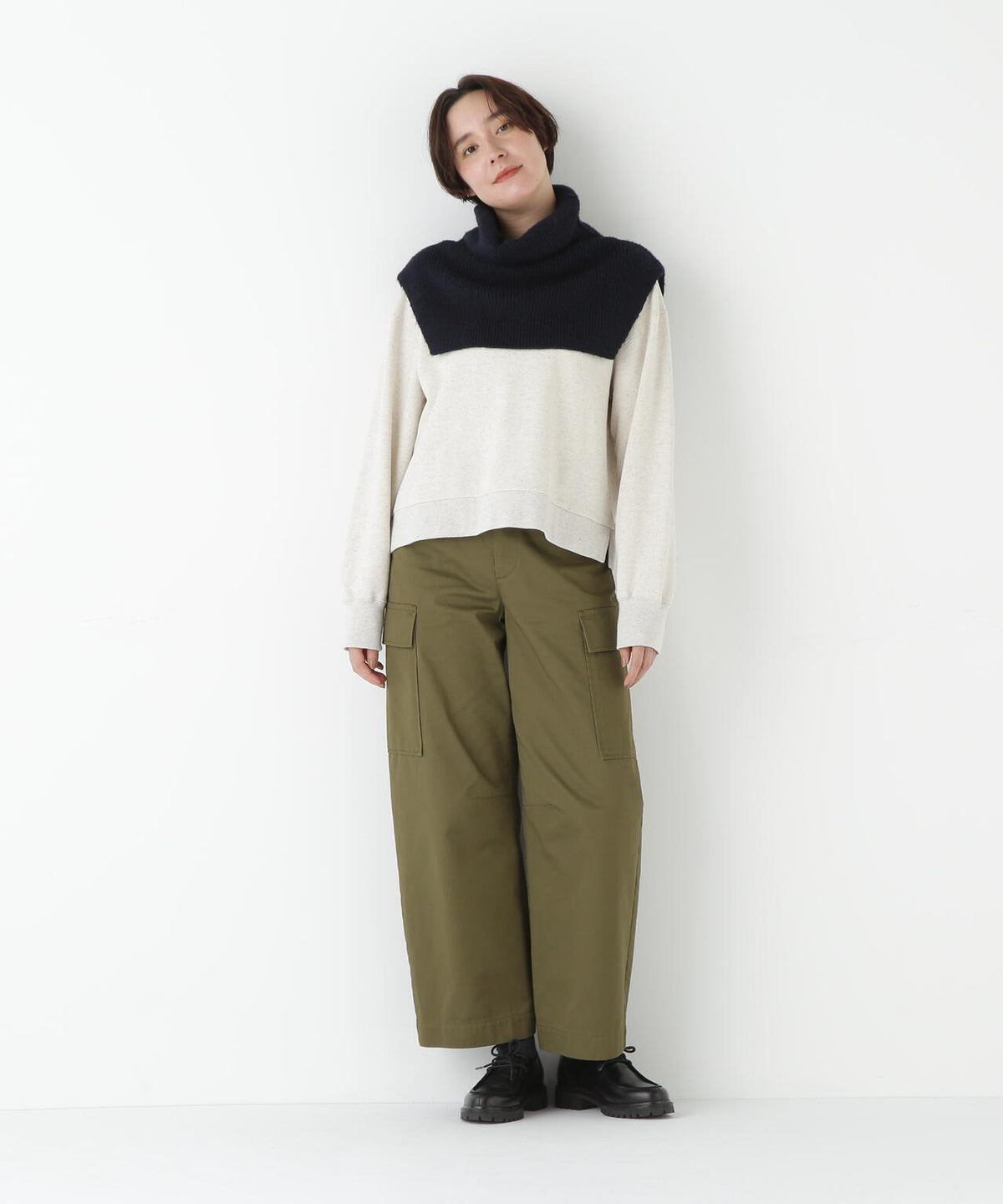 スリットハイネックショートベスト