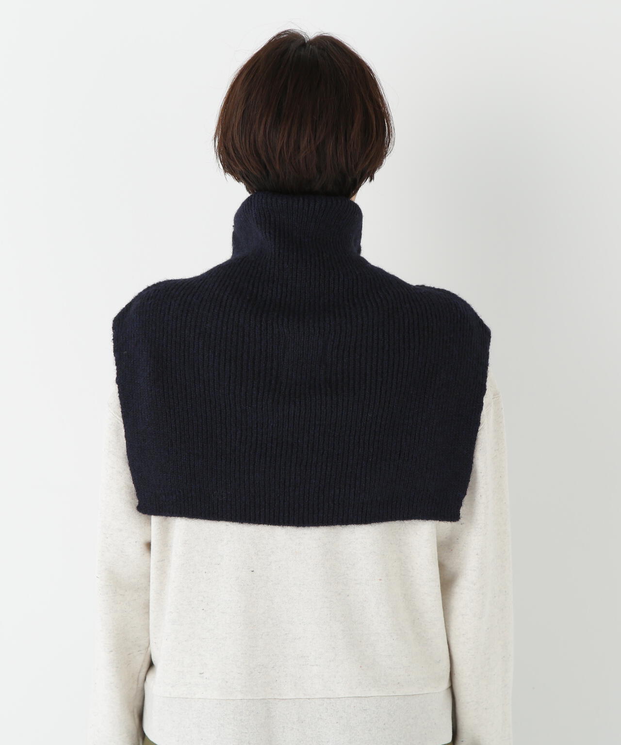 スリットハイネックショートベスト