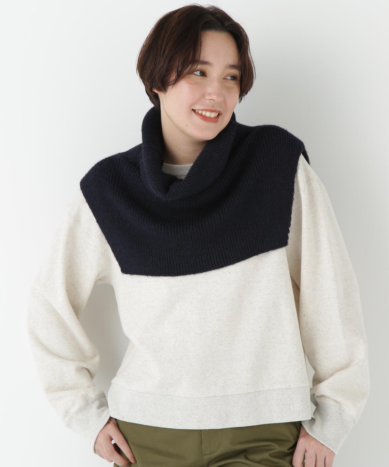 スリットハイネックショートベスト