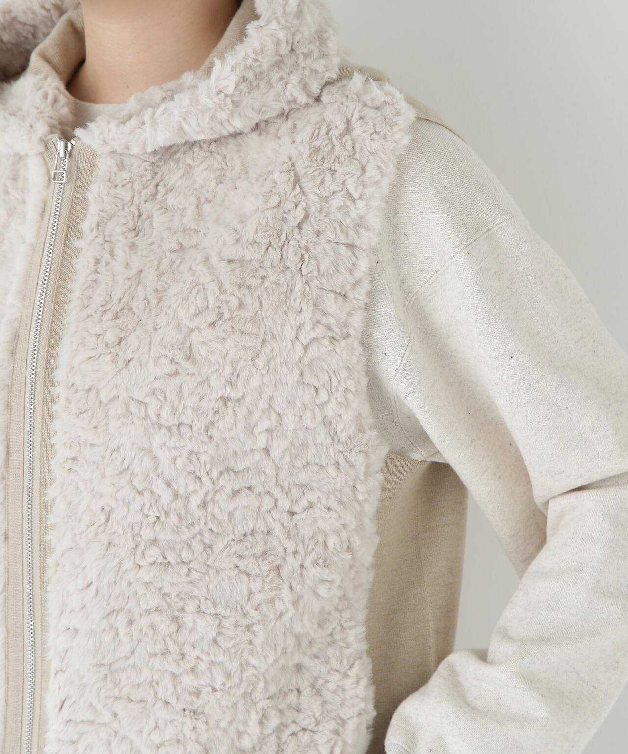 フェイクファージップアップフードベスト