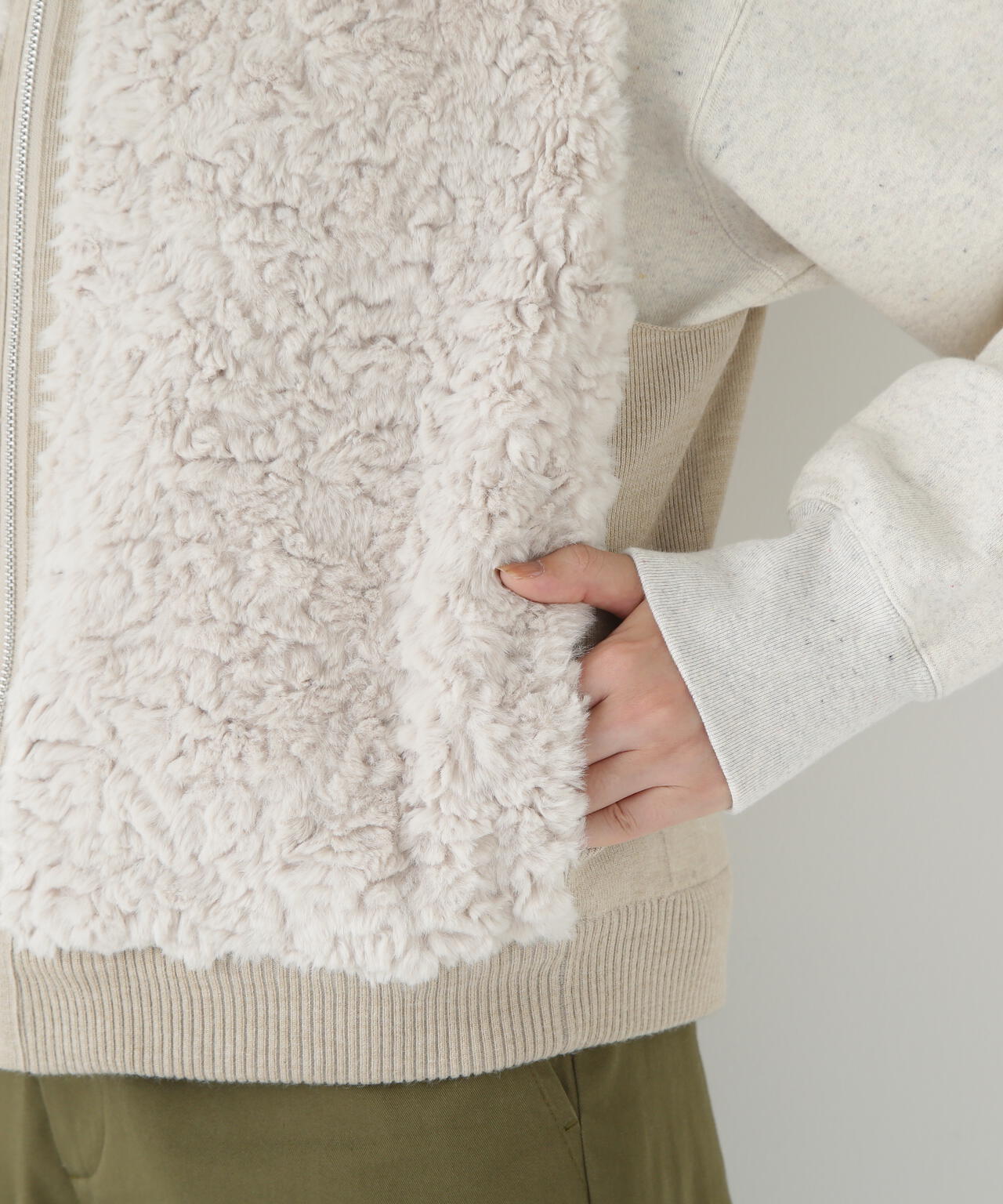 フェイクファージップアップフードベスト