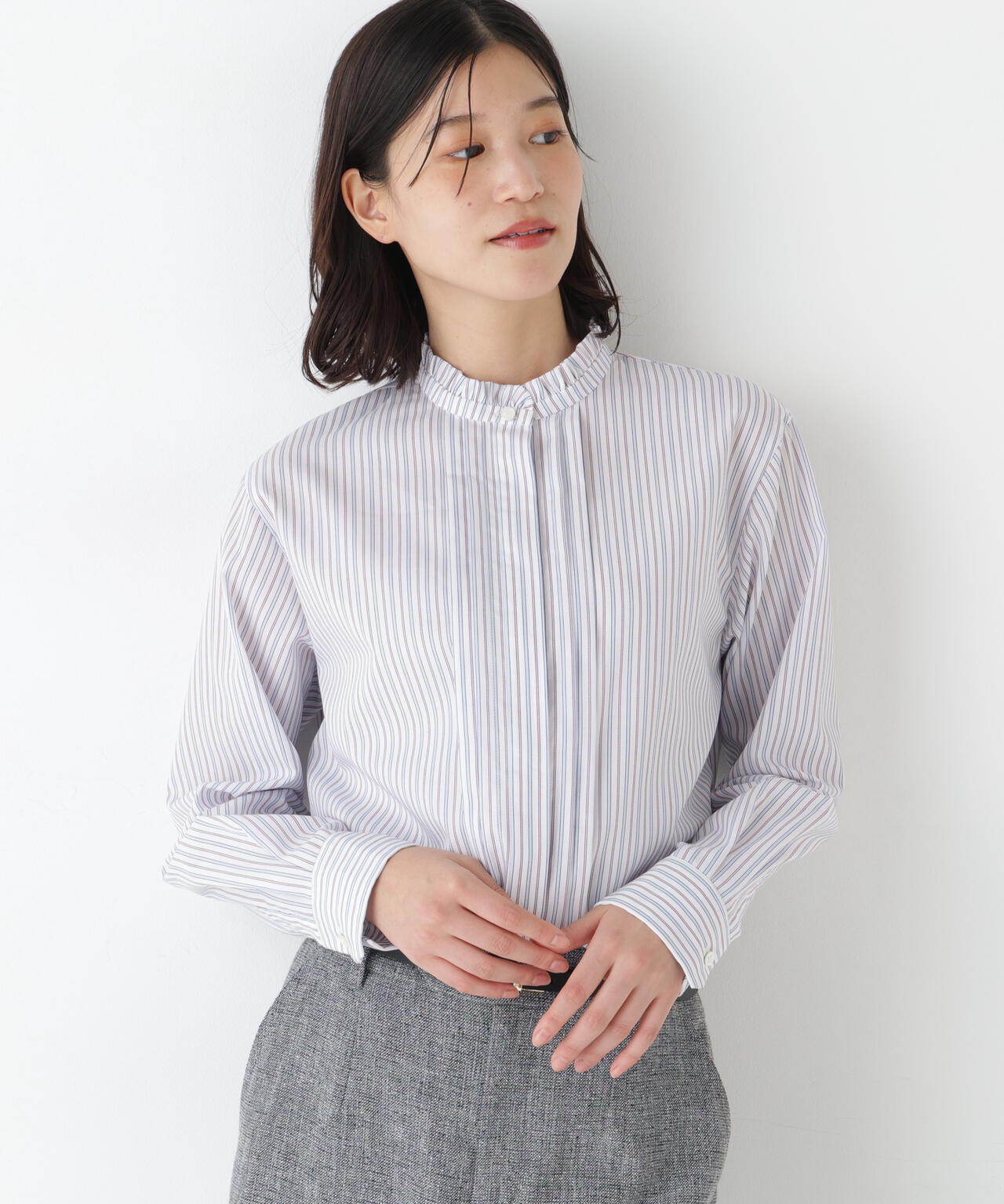 ≪洗える≫先染めストライプスタンドフリルブラウス