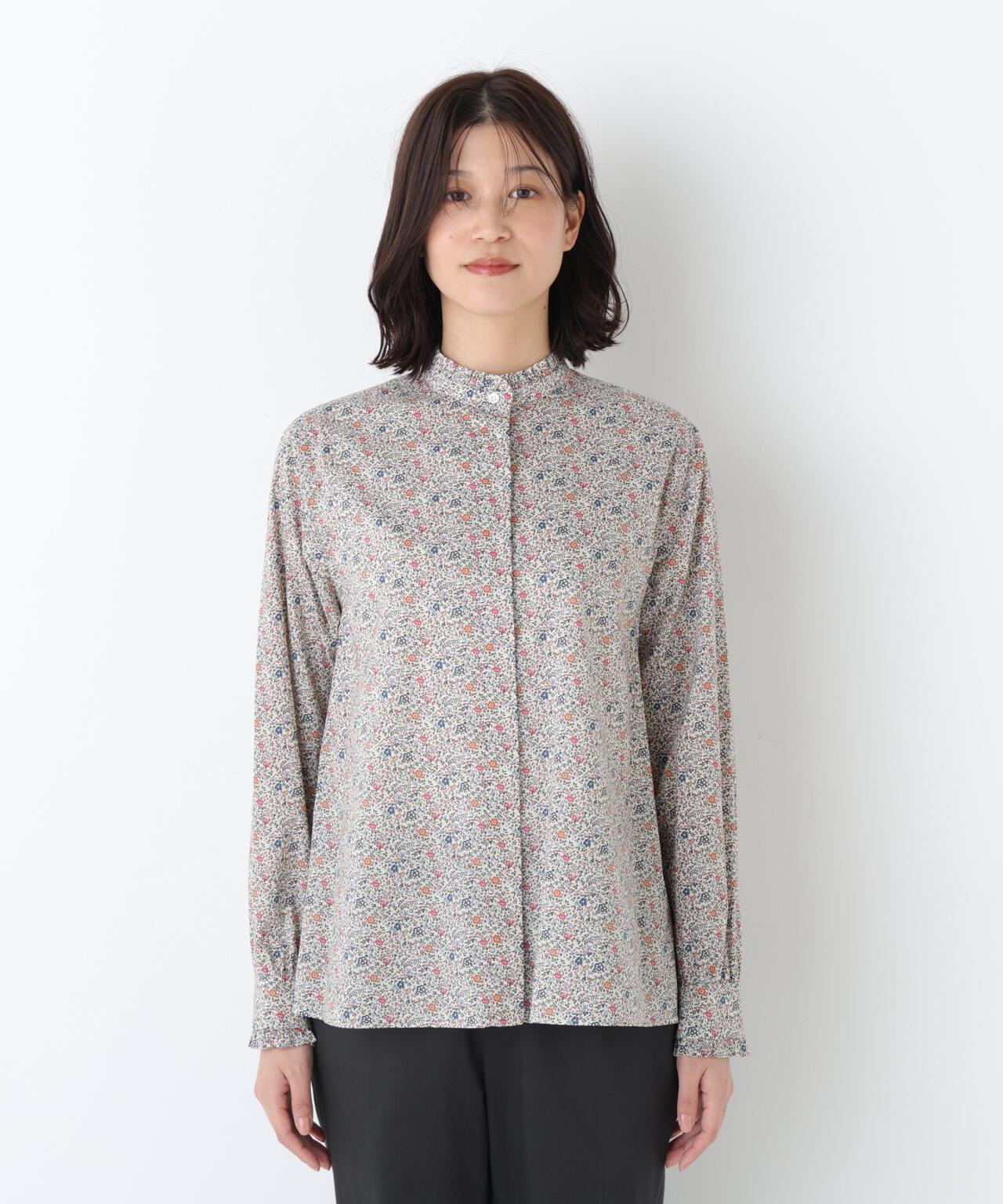 《洗える》リバティ小花柄プリント スタンドフリルブラウス