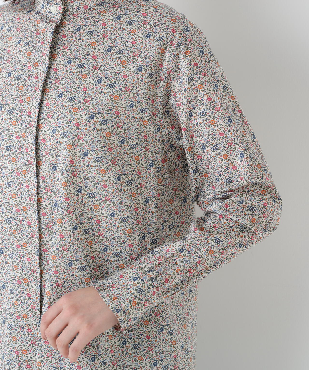 《洗える》リバティ小花柄プリント スタンドフリルブラウス