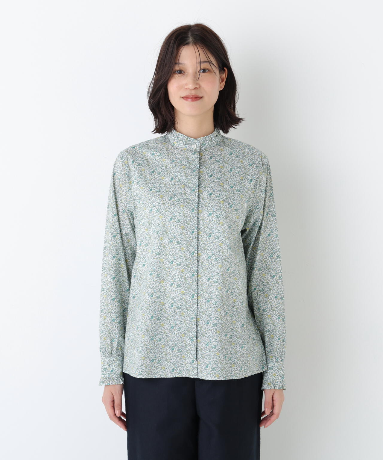 《洗える》リバティ小花柄プリント スタンドフリルブラウス