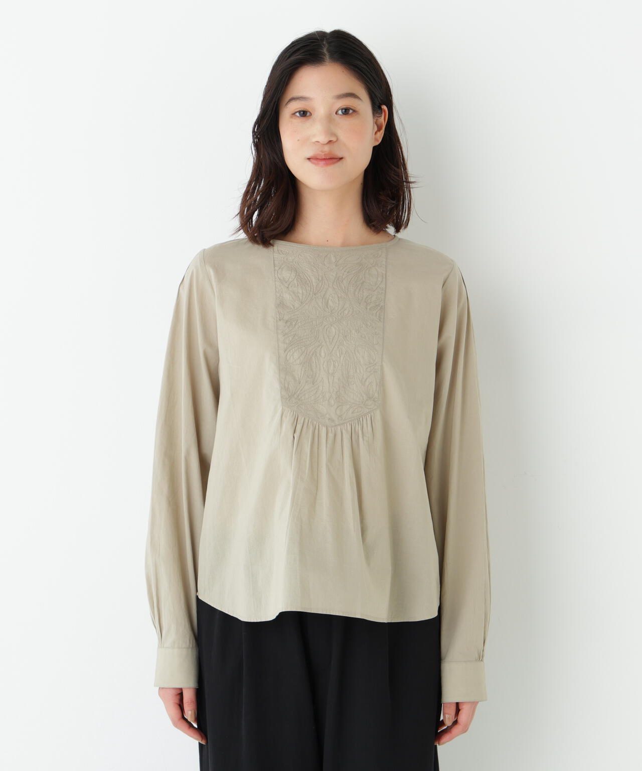 《洗える》インドキルト刺繍ノーカラーブラウス