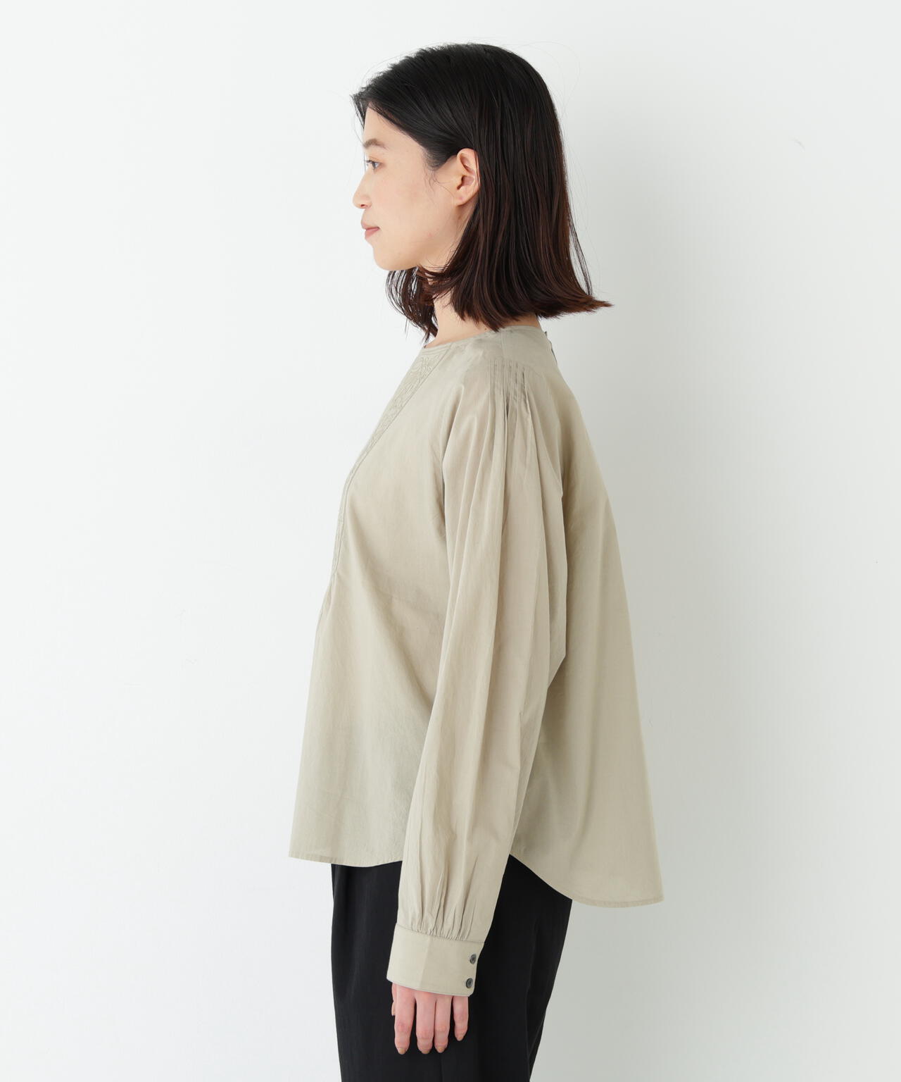 《洗える》インドキルト刺繍ノーカラーブラウス