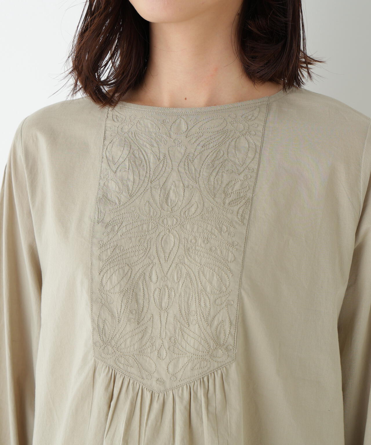 《洗える》インドキルト刺繍ノーカラーブラウス