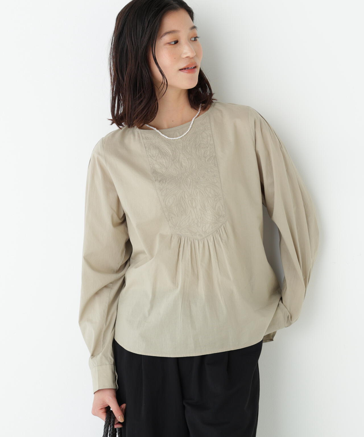 《洗える》インドキルト刺繍ノーカラーブラウス