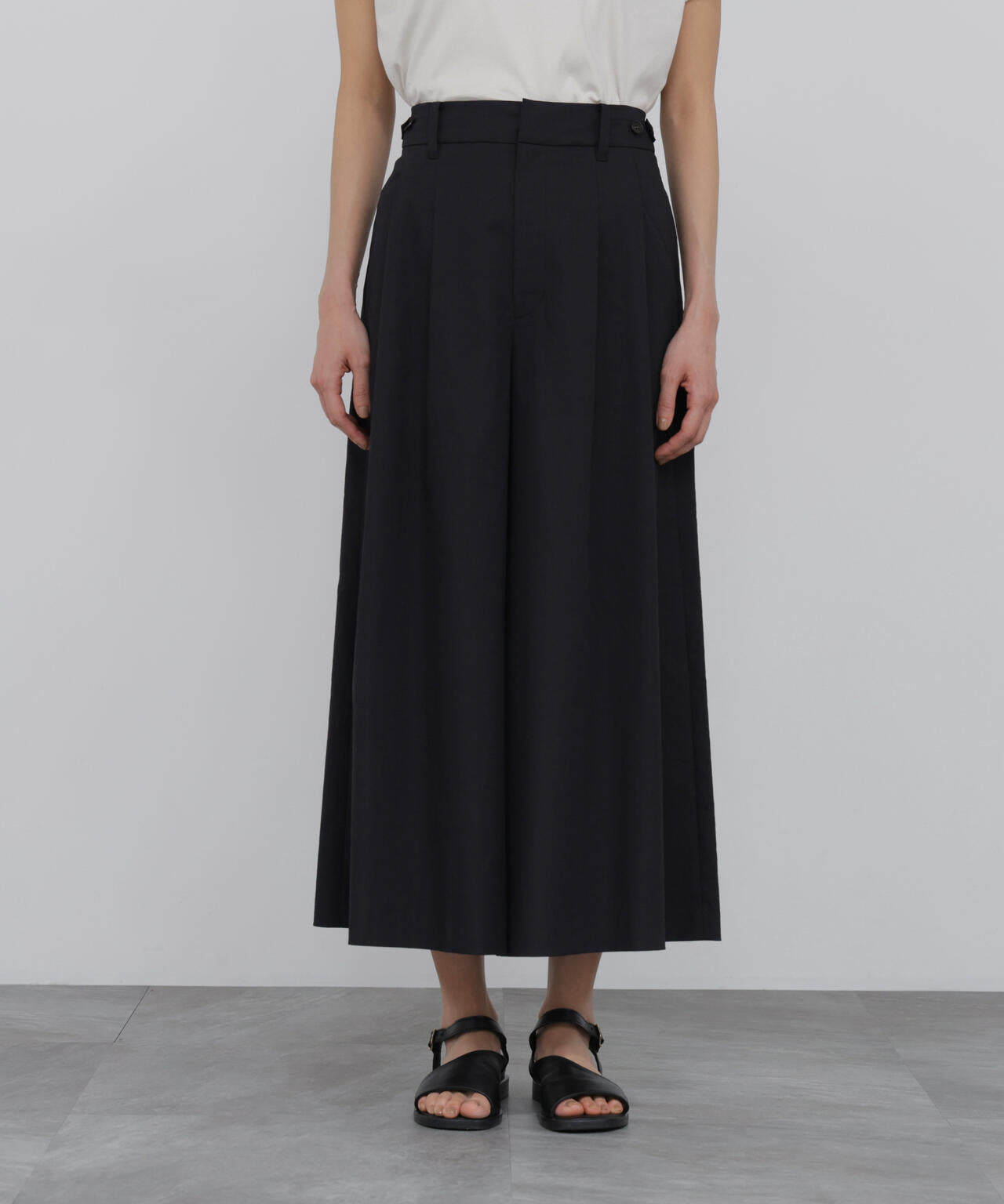 165cm/B:77cm/W:57cm/H:79cm 着用サイズ:M