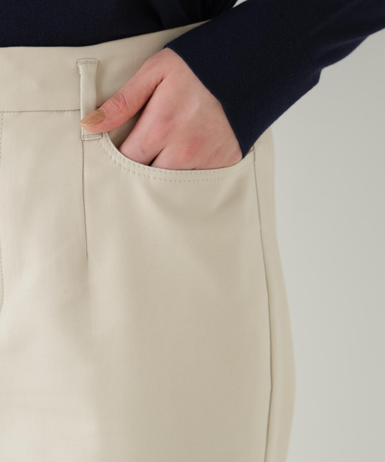 細身ストレッチストレートパンツ